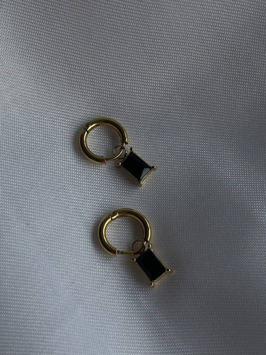 Brincos pequenos, para segundo furo. Pendente elegante preto. Versáteis, para qualquer ocasião.