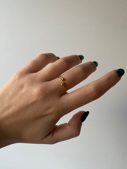 Anel colocado dourado, simples e versátil. Fino, com três aros, feminino e minimalista.